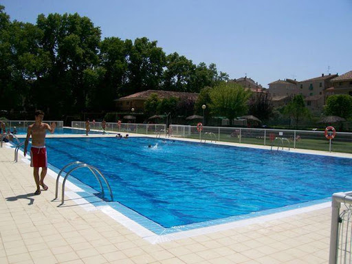Piscinas Municipales de Verano Villafranca / Alesbes-eko Igerileku Munizipalak en Villafranca, Navarra