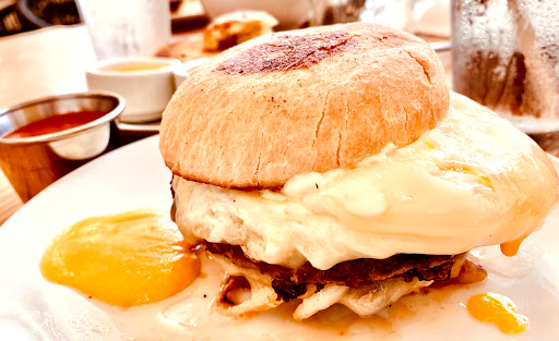 The Nest: También A BRUNCH Joint