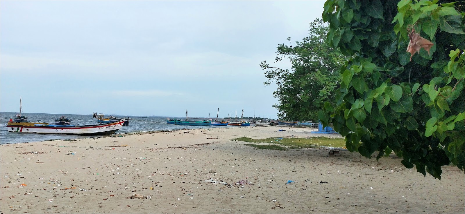 Foto van Thlamuthunagar Beach met recht en lang