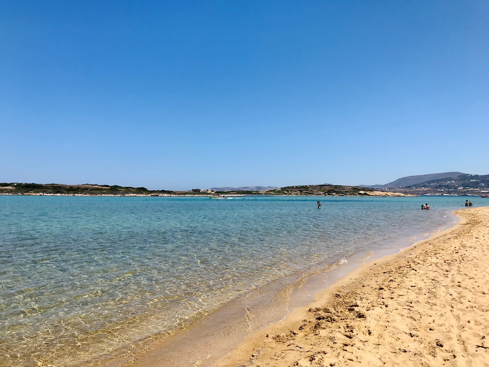 Foto di Antiparos beach con una superficie del sabbia marrone