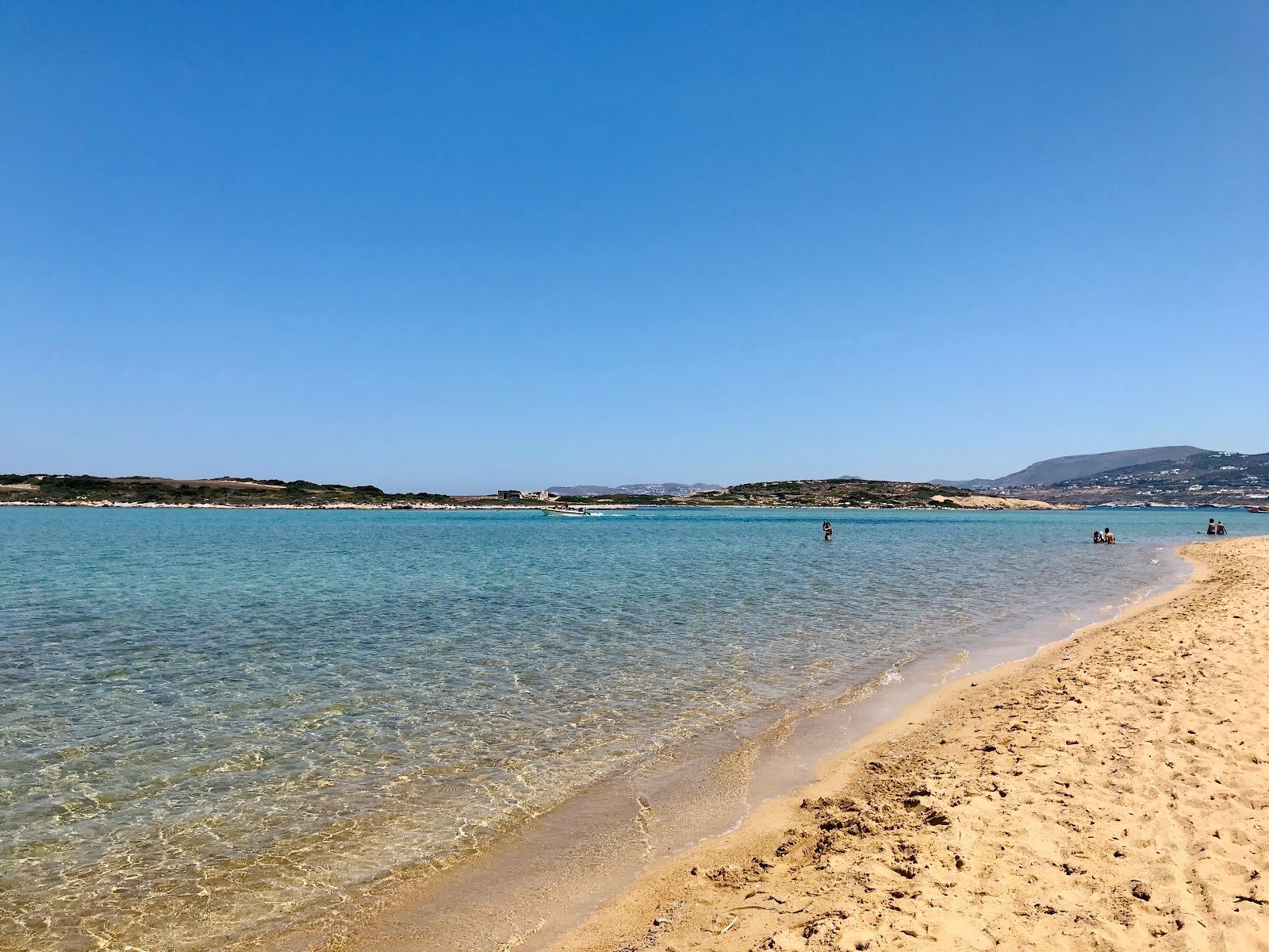 Foto de Antiparos beach com areia marrom superfície