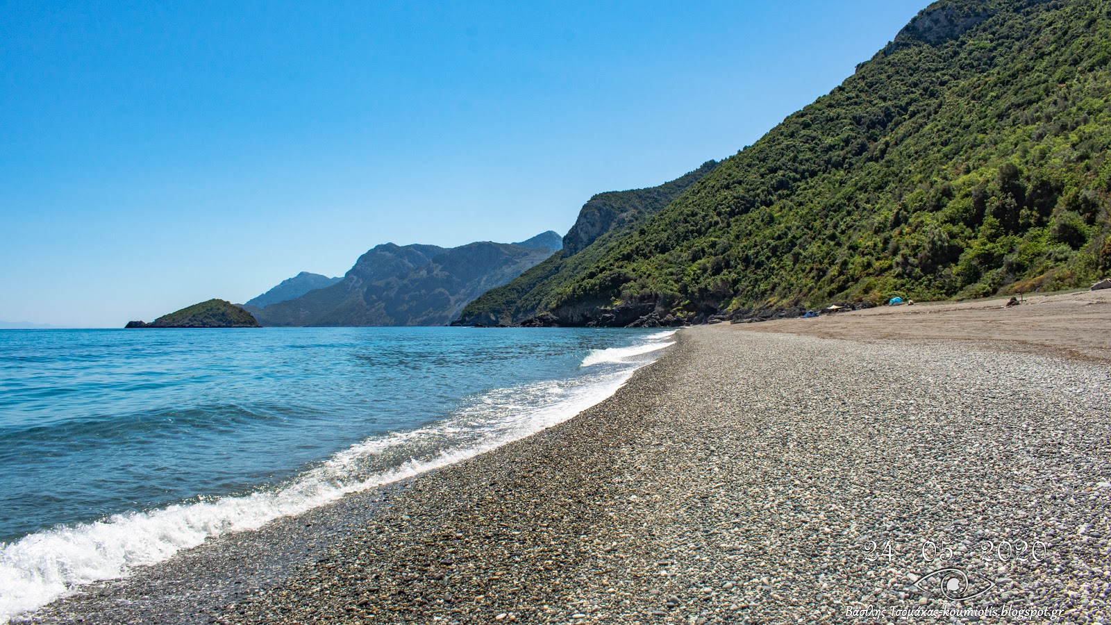 Foto van Charalambu Strand met grijze fijne kiezelsteen oppervlakte