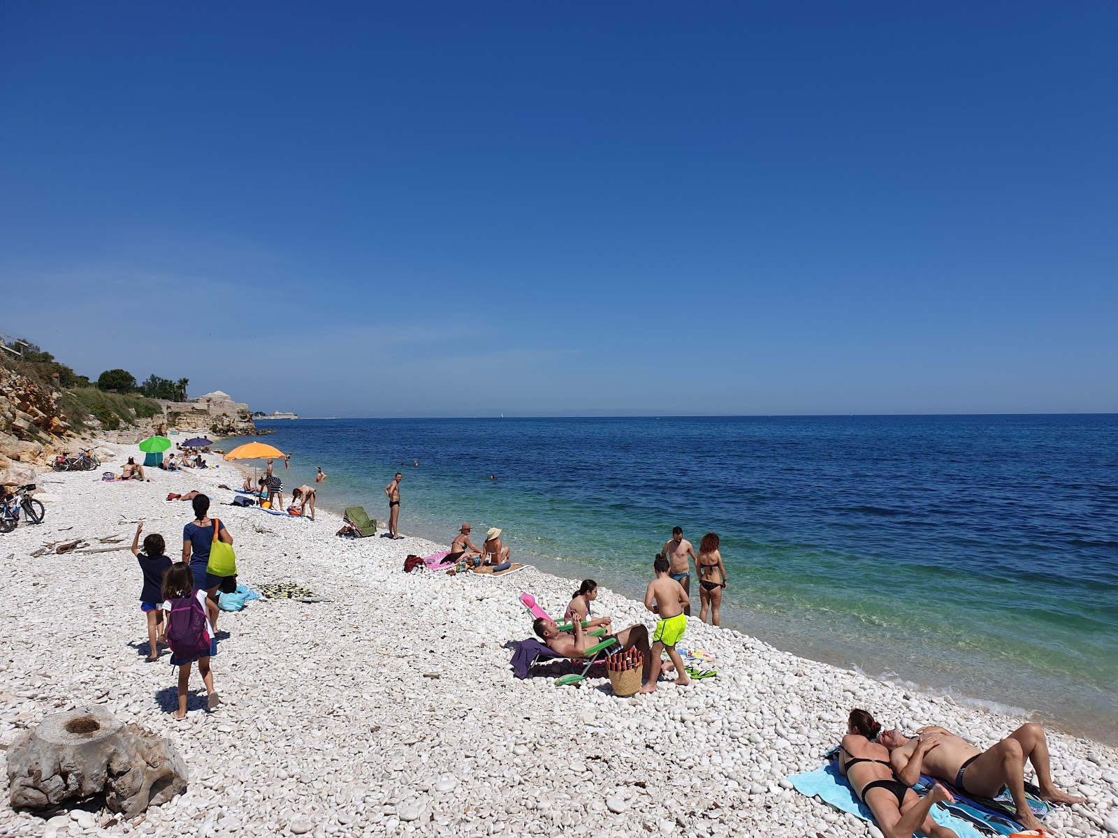 Spiaggia La Torretta的照片 带有蓝色纯水表面
