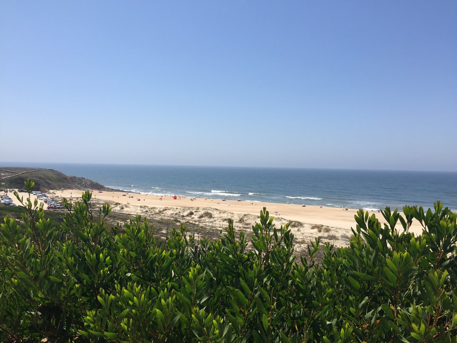 Foto von Praia Velha von Klippen umgeben