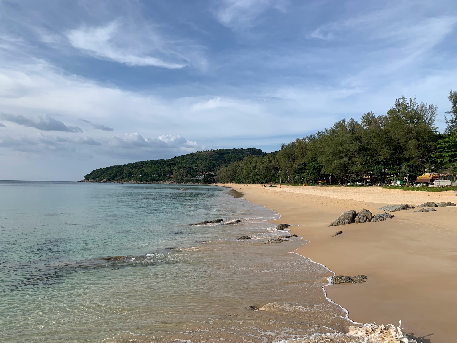 Photo de Nai Thon Beach avec sable fin et lumineux de surface