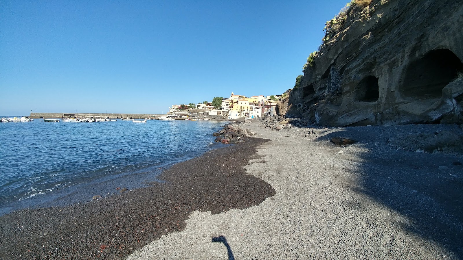 Rinella beach'in fotoğrafı küçük koy ile birlikte