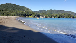 Foto von Maraehako Beach von Klippen umgeben