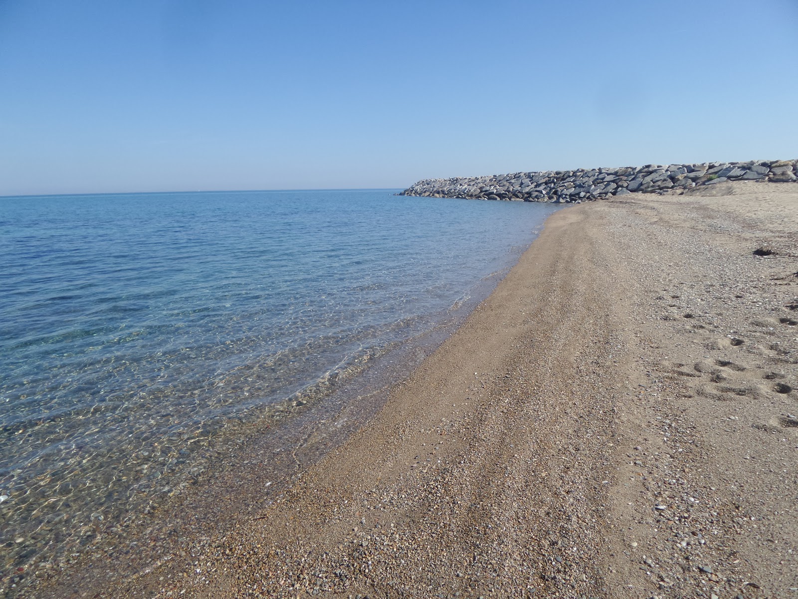 Fotografie cu Dalyan Marina beach cu o suprafață de nisip ușor și pietricel