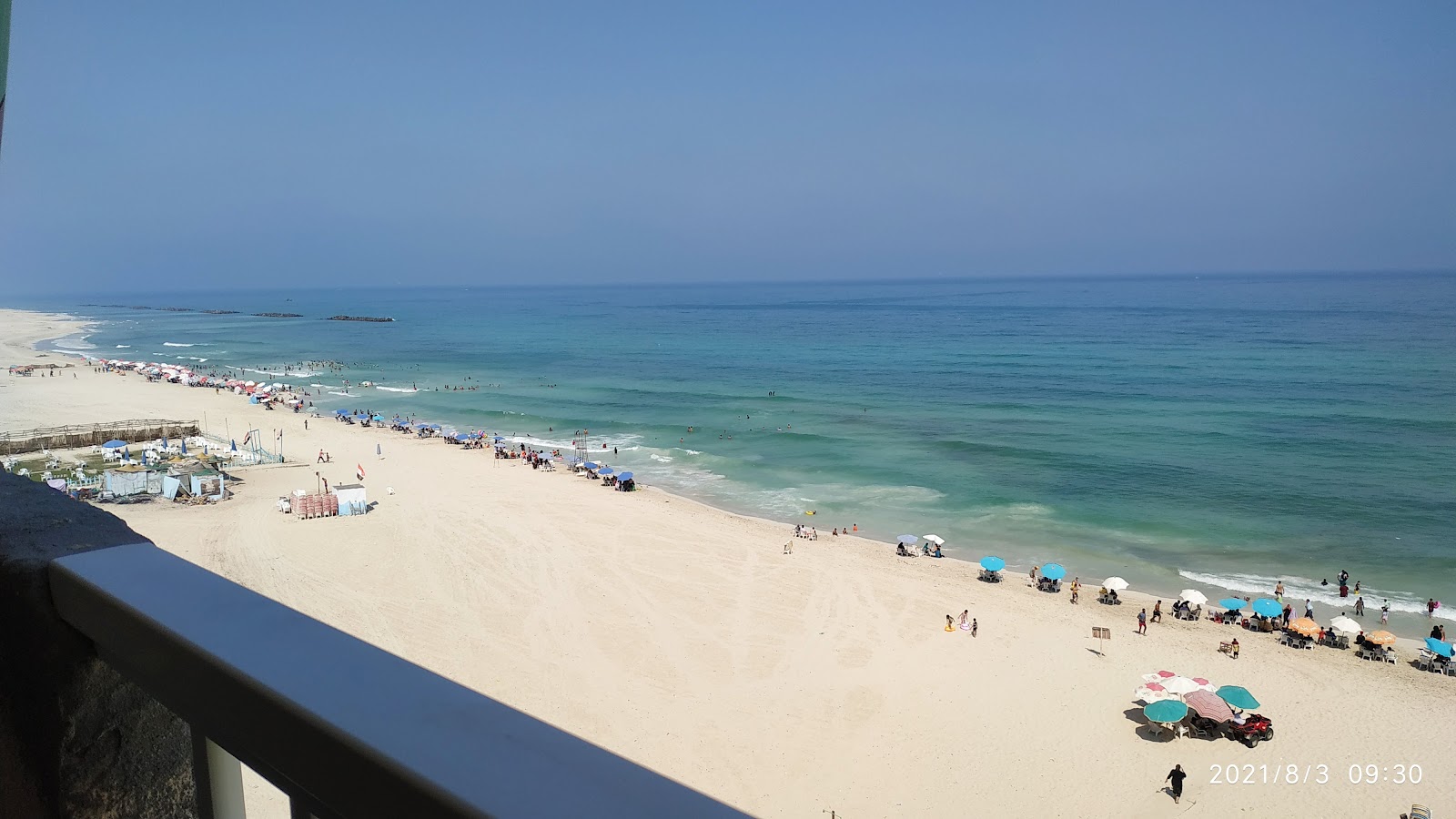 Φωτογραφία του Abu Yusif beach με άσπρη άμμος επιφάνεια