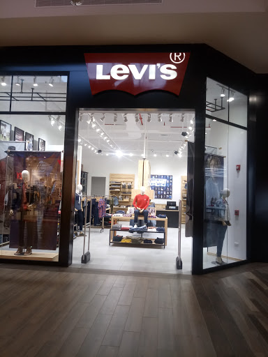 Levis en Blue Mall Punta.