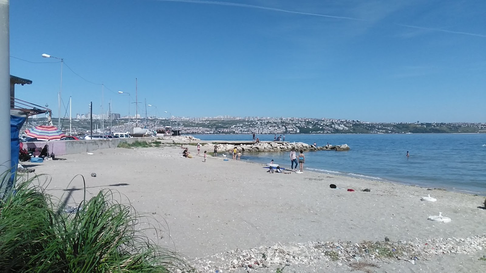 Foto von Mimar Sinan Sahil mit brauner sand Oberfläche