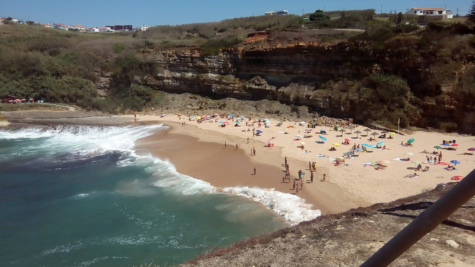 Foto van Praia dos Coxos met kleine baai