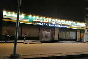 مطعم أسماك القرش image