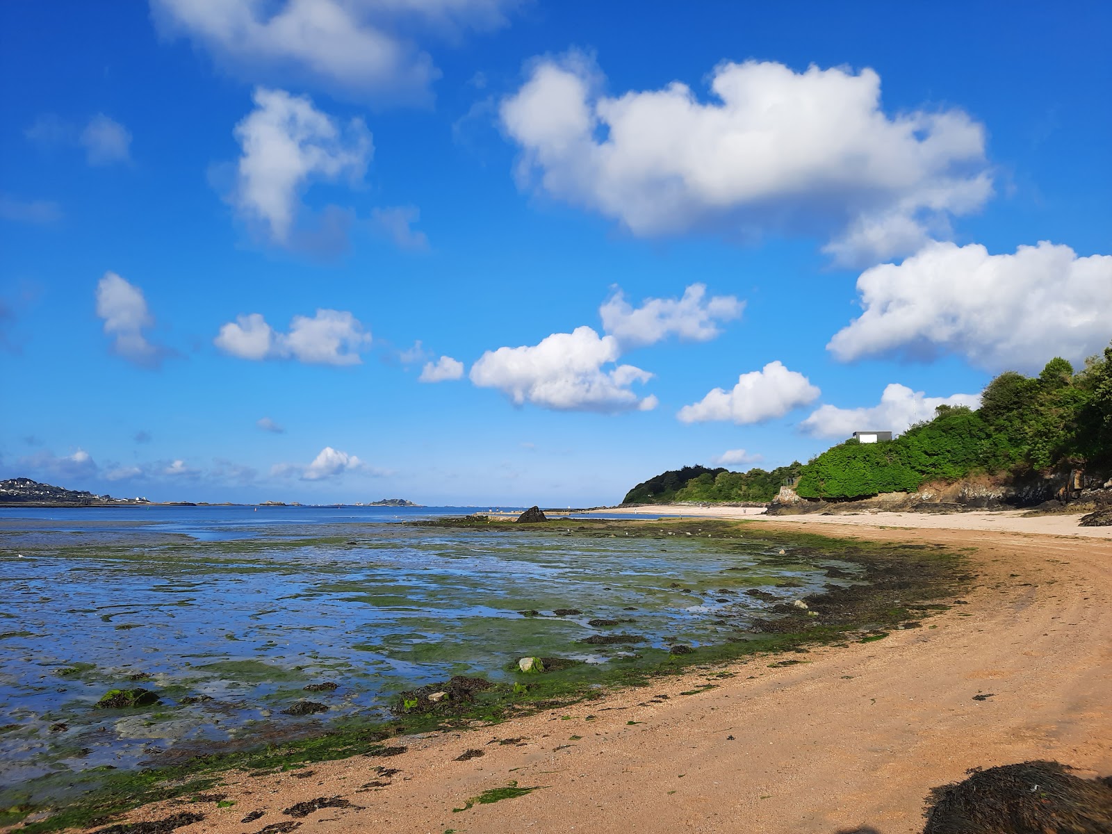 Plage de la Tossen'in fotoğrafı - rahatlamayı sevenler arasında popüler bir yer