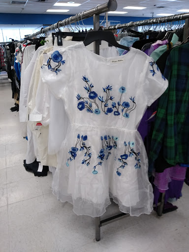 Thrift Store «Goodwill - Glendale», reviews and photos, 1622 W Glenoaks Blvd, Glendale, CA 91202, USA