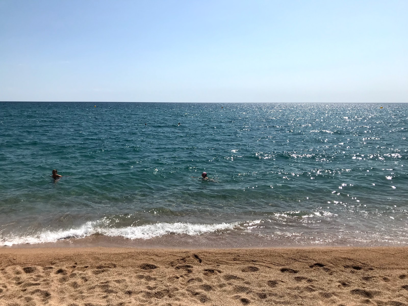 Photo de Platja De Llevant avec l'eau turquoise de surface