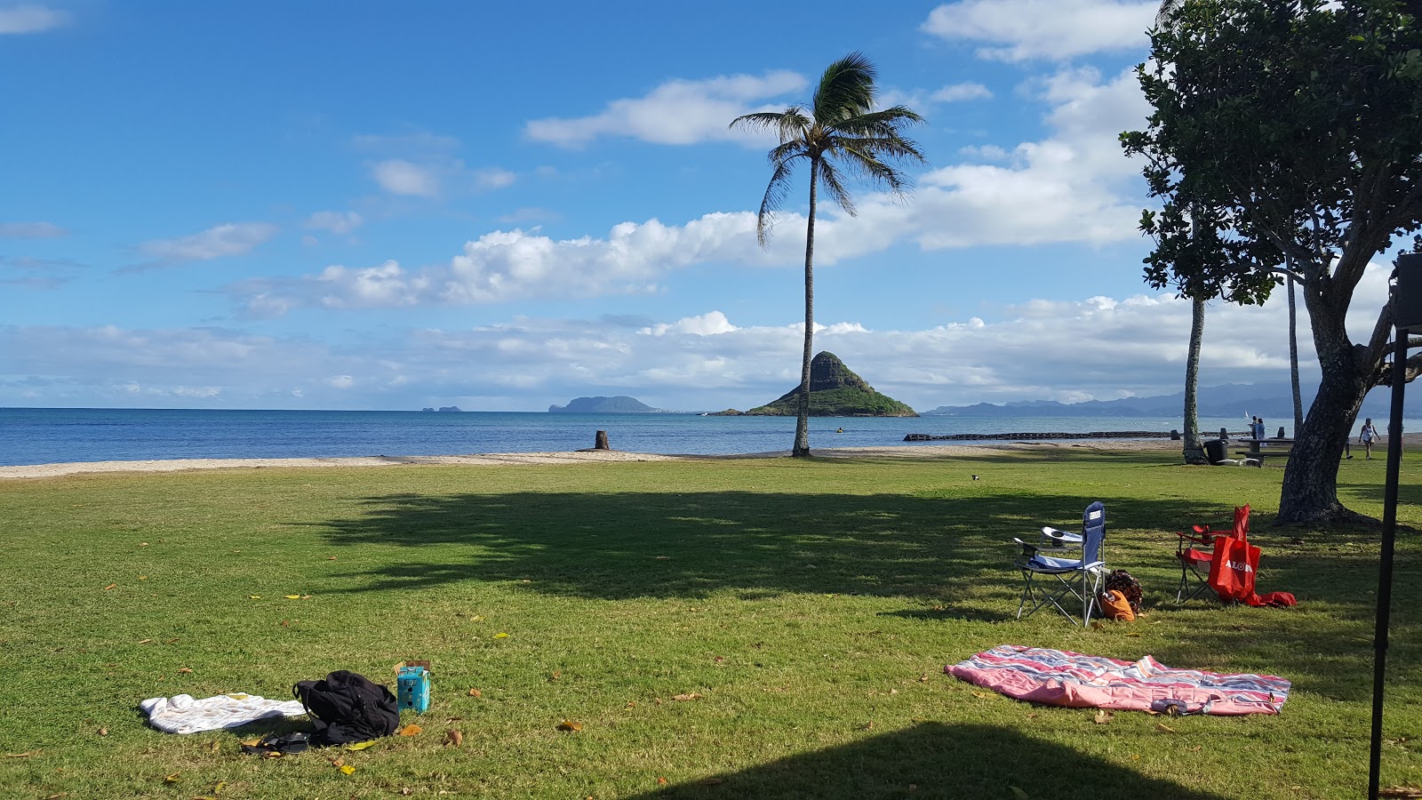 Kualoa Beach'in fotoğrafı uçurumlarla desteklenmiş