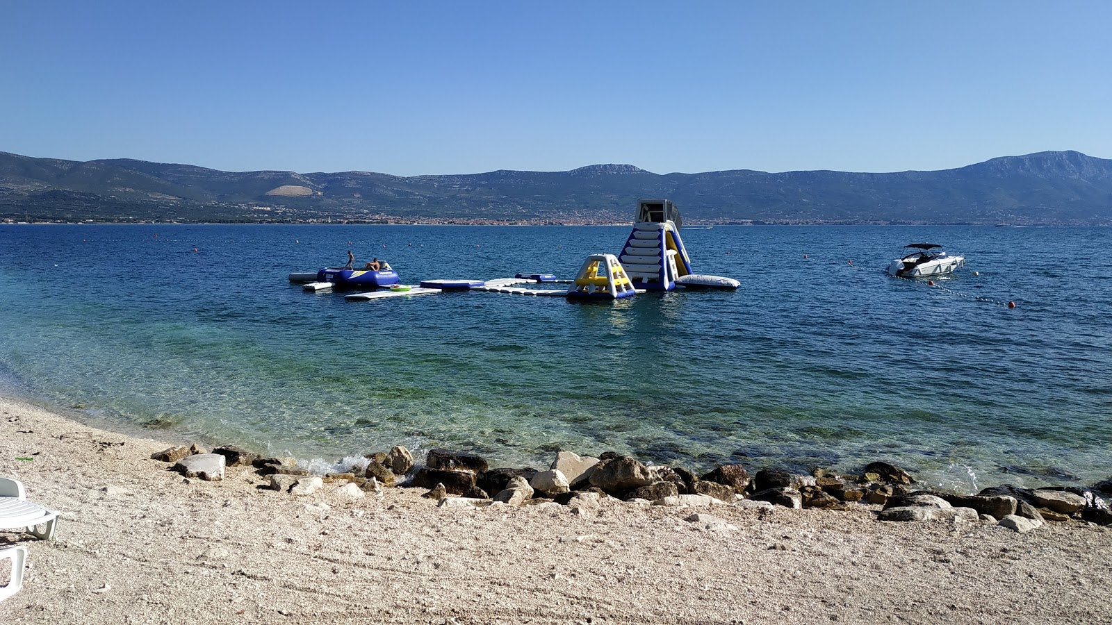 Slatine II beach'in fotoğrafı ve yerleşim