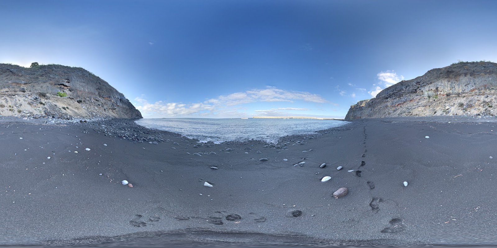 Zdjęcie Tazacorte beach z powierzchnią niebieska czysta woda