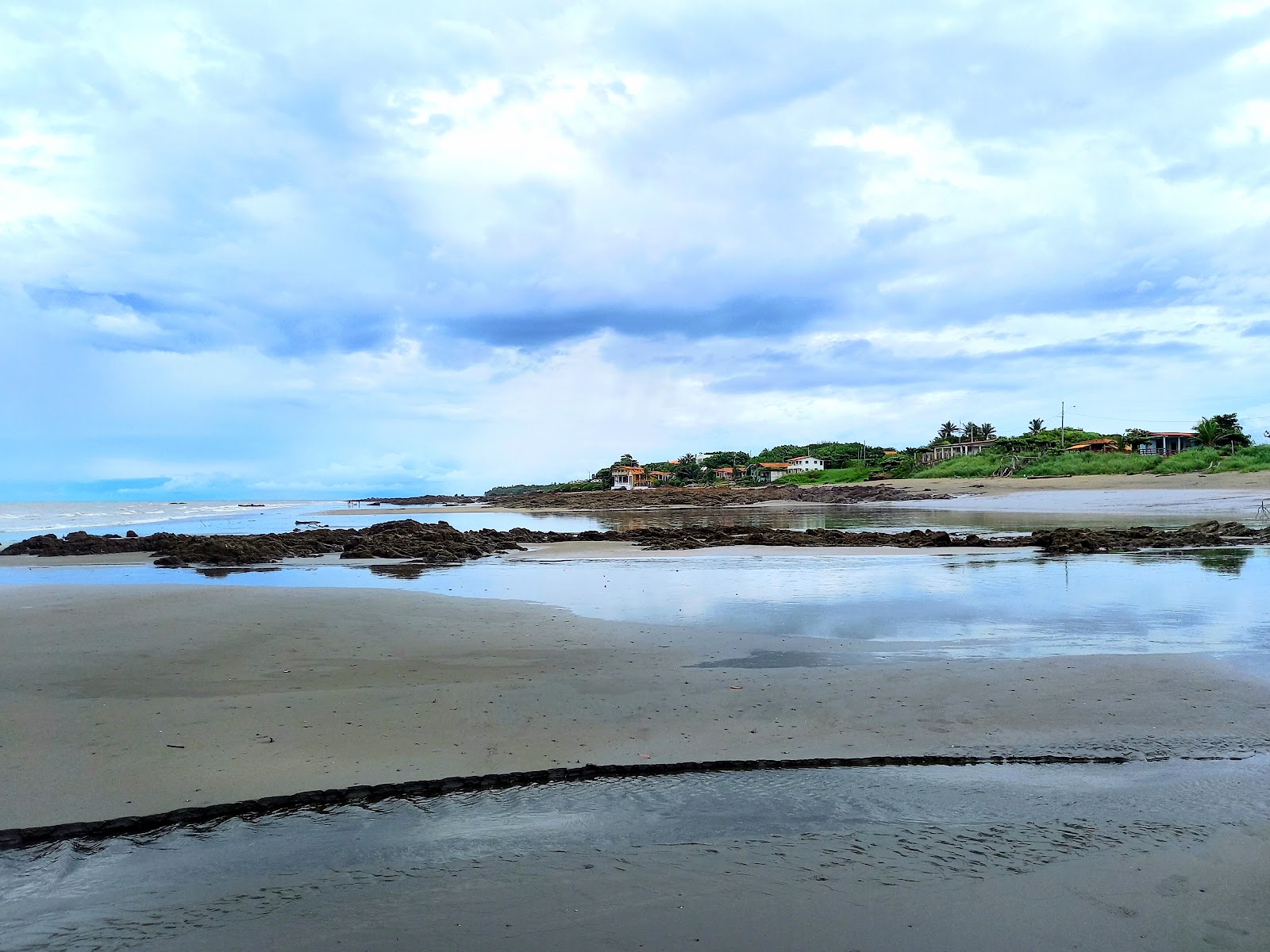 Foto de Comadres Beach - lugar popular entre os apreciadores de relaxamento