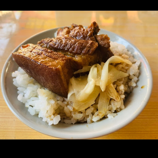 頂角仔美食臭豆腐拉仔麵魯肉飯爌肉飯 的照片