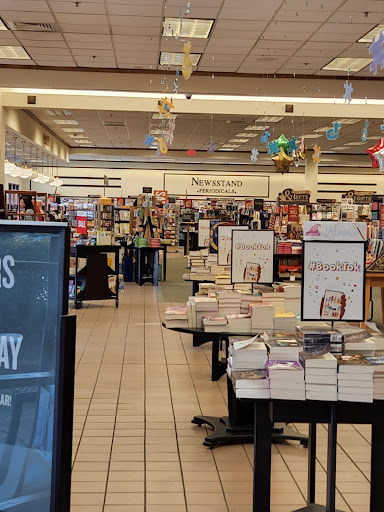 Book Store «Barnes & Noble Booksellers Mansell Crossings SC», reviews and photos, 7660 North Point Pkwy, Alpharetta, GA 30022, USA