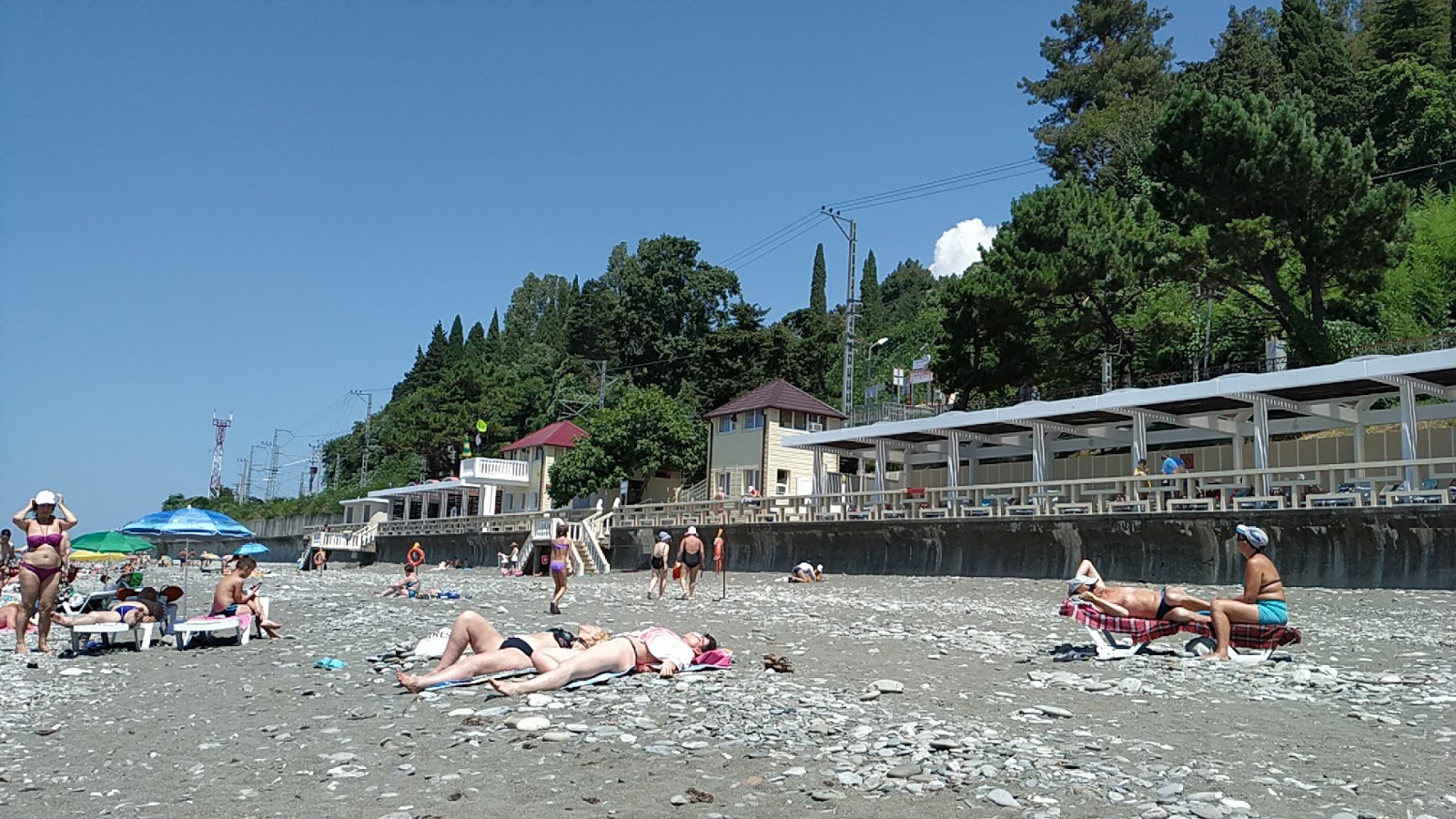 French Riviera beach的照片 带有直岸