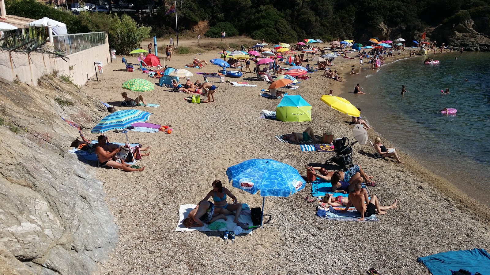 Foto von Grand Boucharel beach und die siedlung