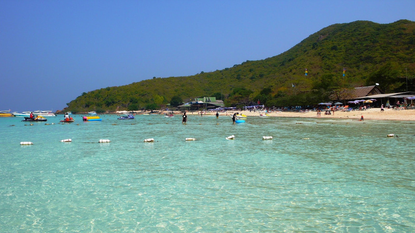 Foto av Tien Beach omgiven av klippor