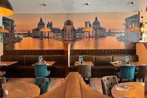 Veneziaa Bar and Restaurant image