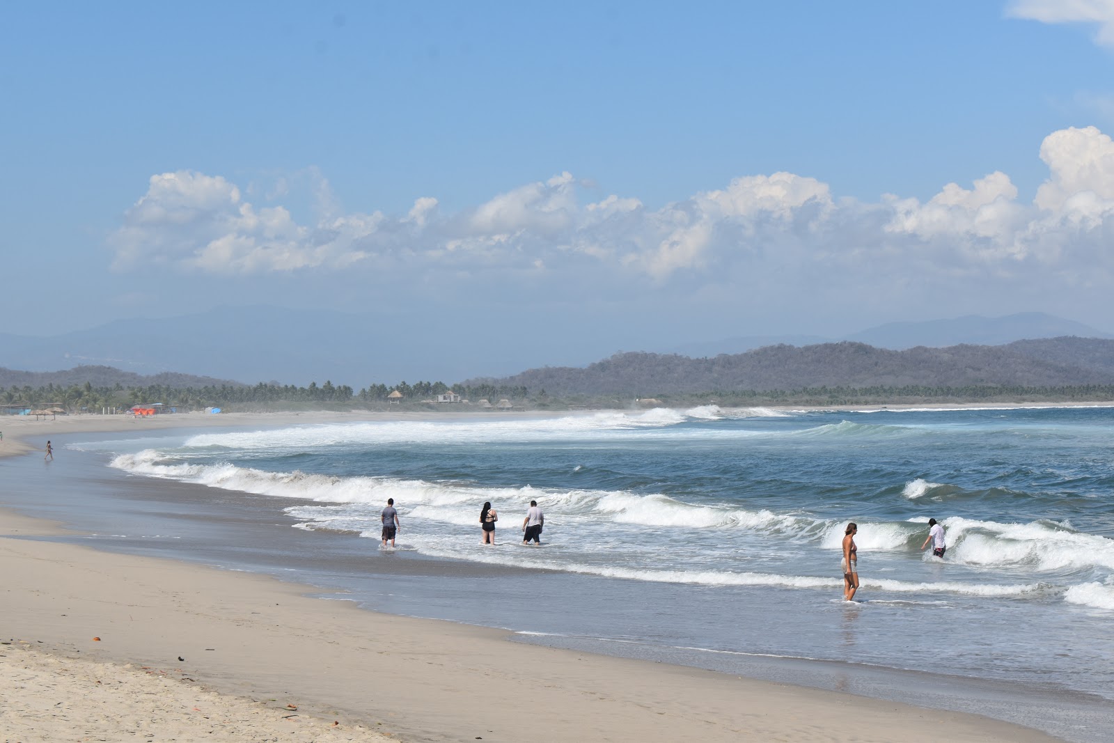 Foto de Playa de Chacahua con agua turquesa superficie
