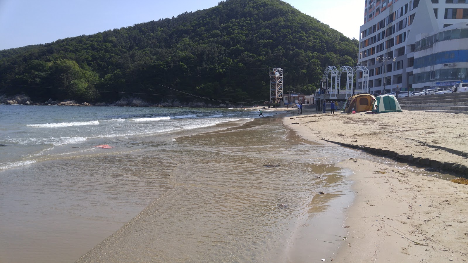 Deokpo Beach'in fotoğrafı turkuaz su yüzey ile