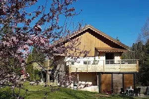 GÎTES & BIEN-ETRE : Gîte 2 pers, 2 à 3 pers et 2 à 5 pers avec terrasses et sauna privatif, en option: Hammam, jacuzzi et piscine chauffée location de montagne 950m ALT, près d'une rivière, proche station ski, Haut-Jura, Bourgogne-Franche-Comté image