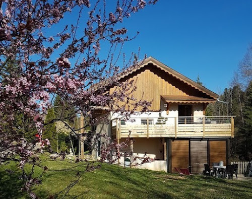 Lodge GÎTES & BIEN-ETRE : Gîte 2 pers, 2 à 3 pers et 2 à 5 pers avec terrasses et sauna privatif, en option: Hammam, jacuzzi et piscine chauffée location de montagne 950m ALT, près d'une rivière, proche station ski, Haut-Jura, Bourgogne-Franche-Comté Longchaumois