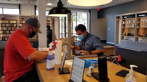 Cell Phone Store «Verizon», reviews and photos, 1335 Lake Woodlands Dr A, The Woodlands, TX 77380, USA