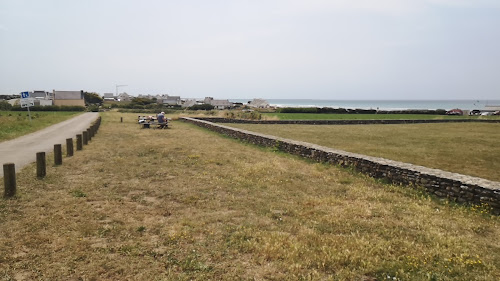 Tables de pique nique avec vue sur la mer à Pouldreuzic