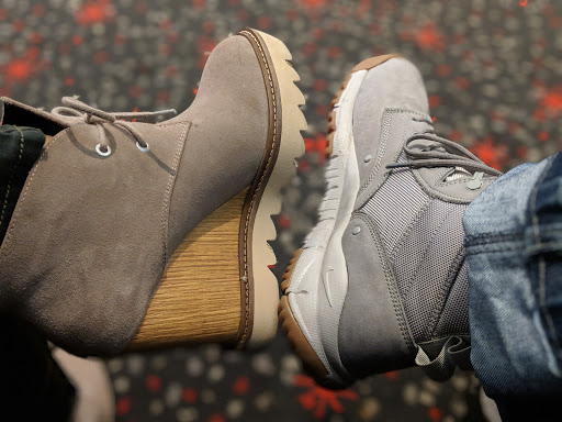 Movie Theater «Bow Tie Cinemas Marquis 16 & BTX Theater», reviews and photos, 100 Quarry Rd, Trumbull, CT 06611, USA