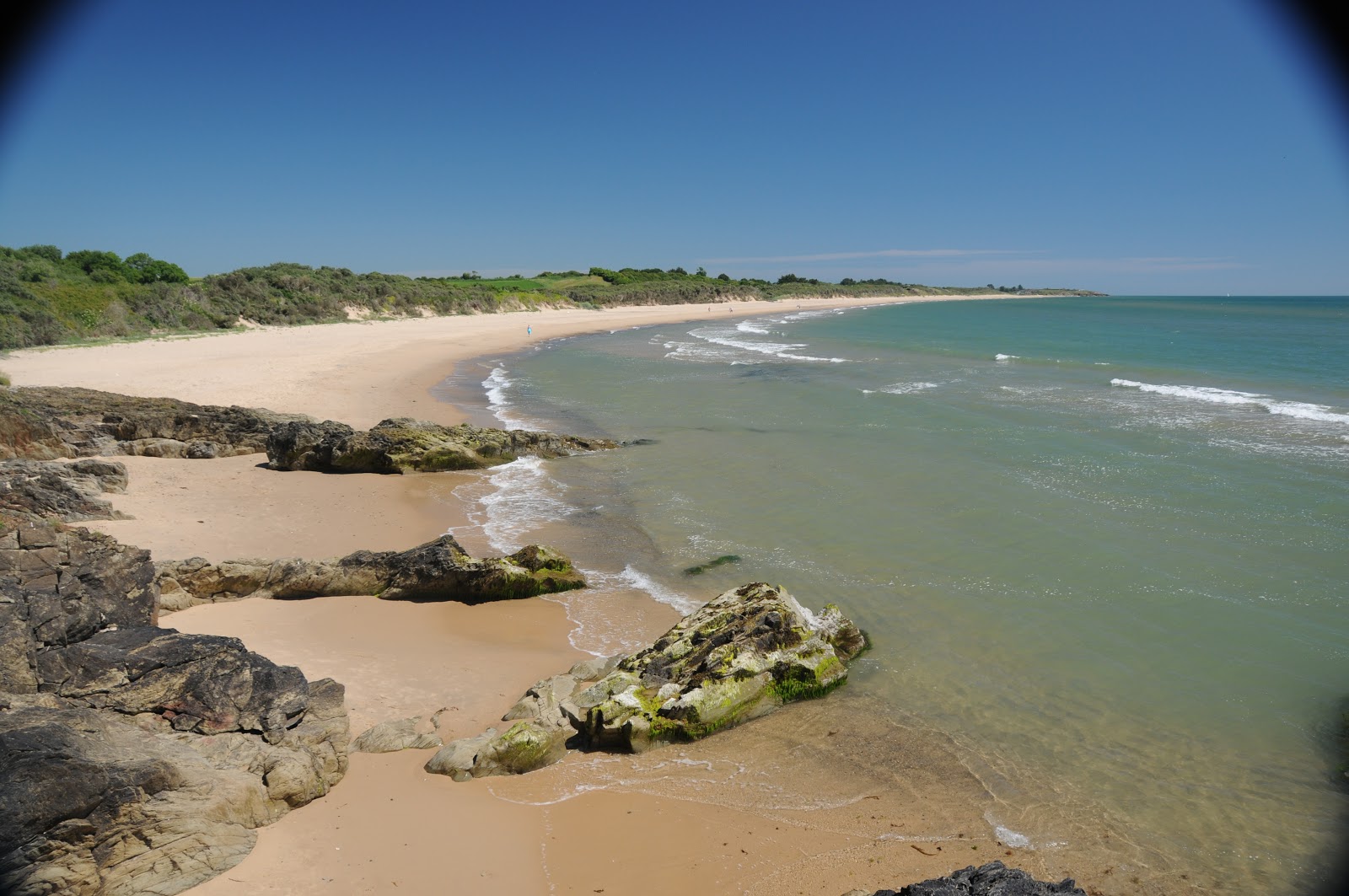 Kilgorman Bay Beach的照片 带有轻质沙和卵石表面