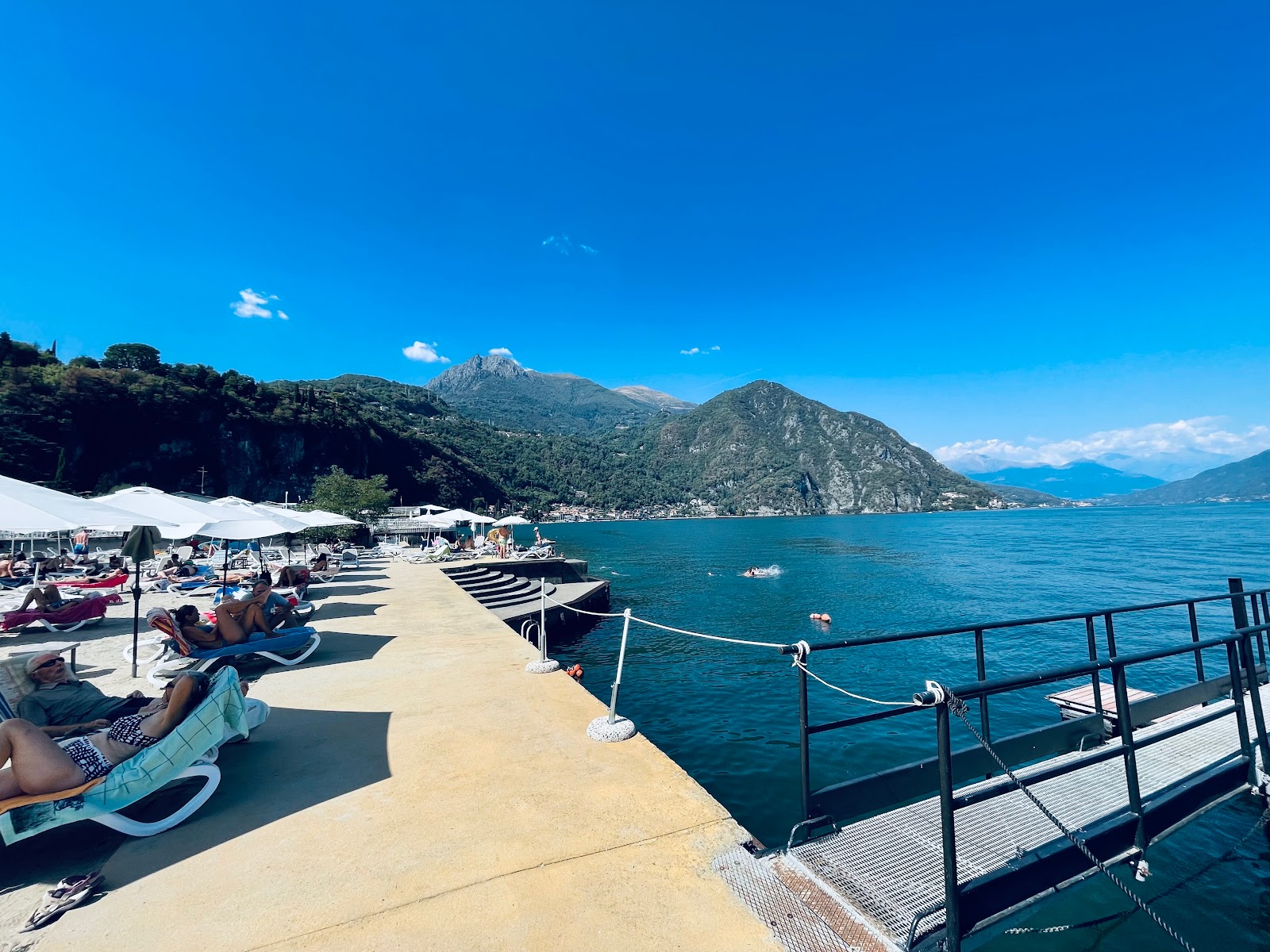Foto von Victoria Beach Menaggio mit betonierte fläche Oberfläche