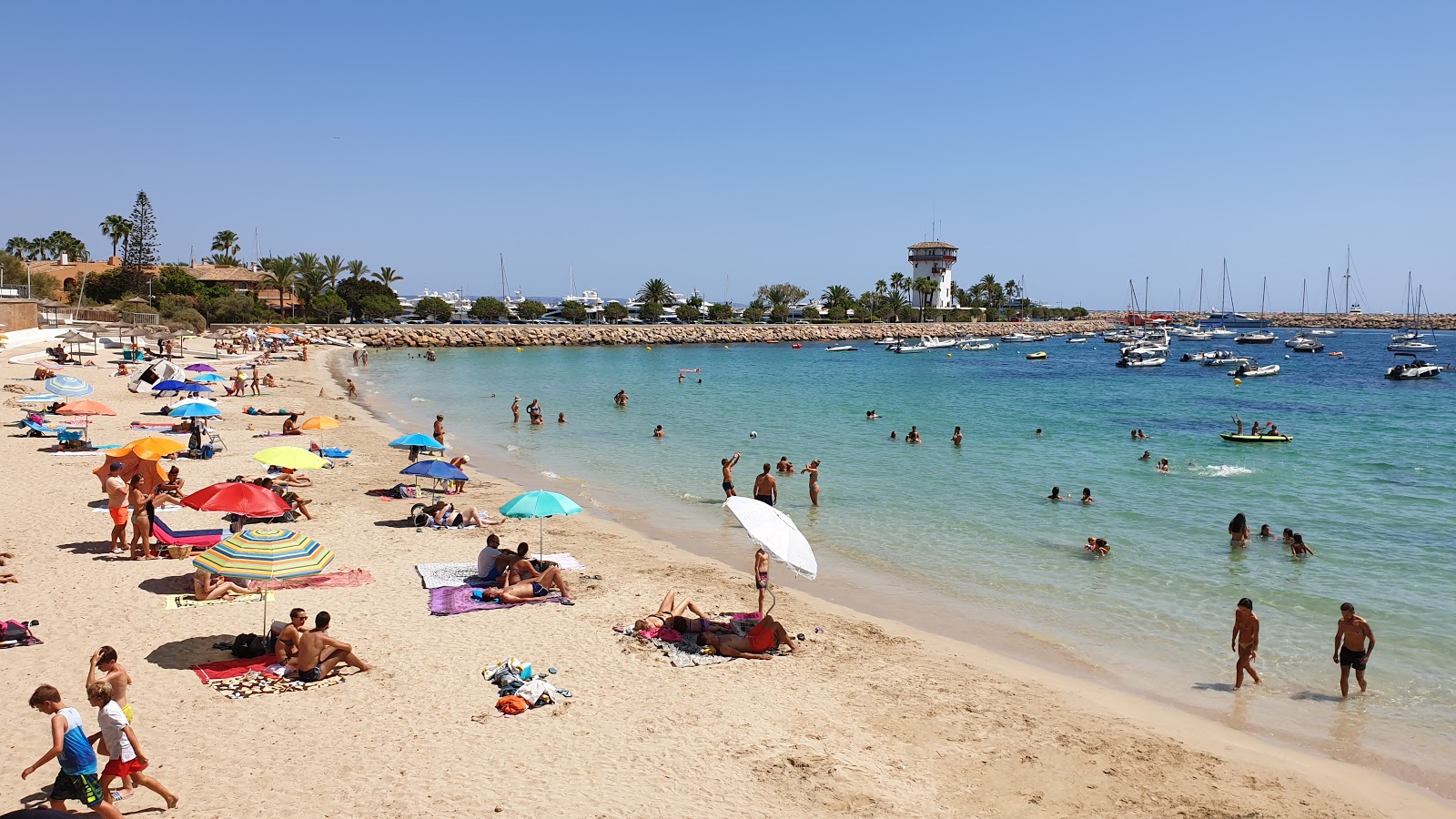 Foto av Playa Punta Portals med turkos rent vatten yta
