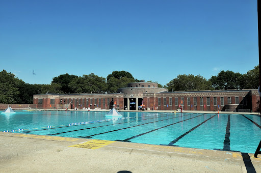 Outdoor swimming pools in New York