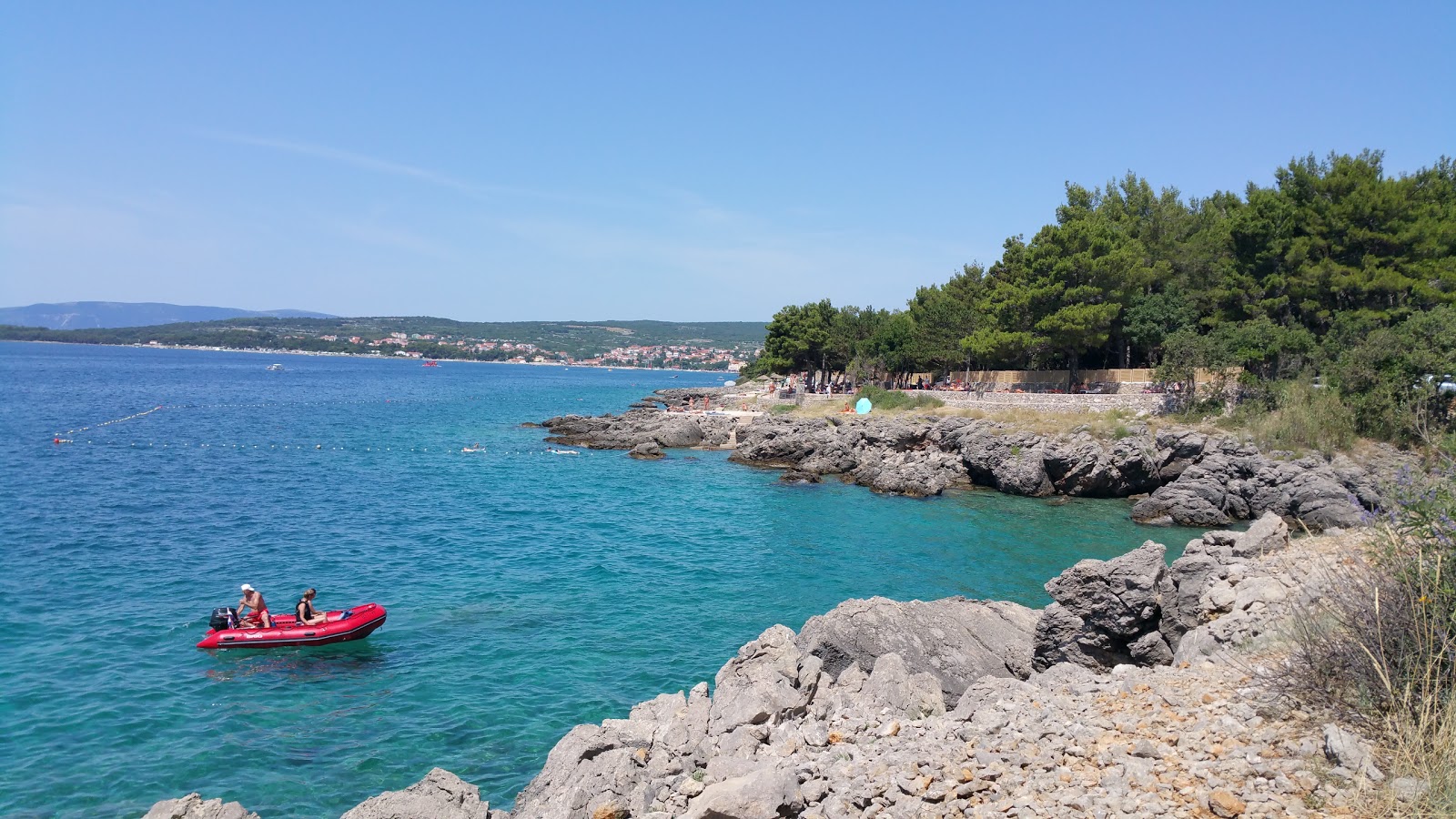 Foto di FKK Plaza Krk con una superficie del sabbia grigia e rocce