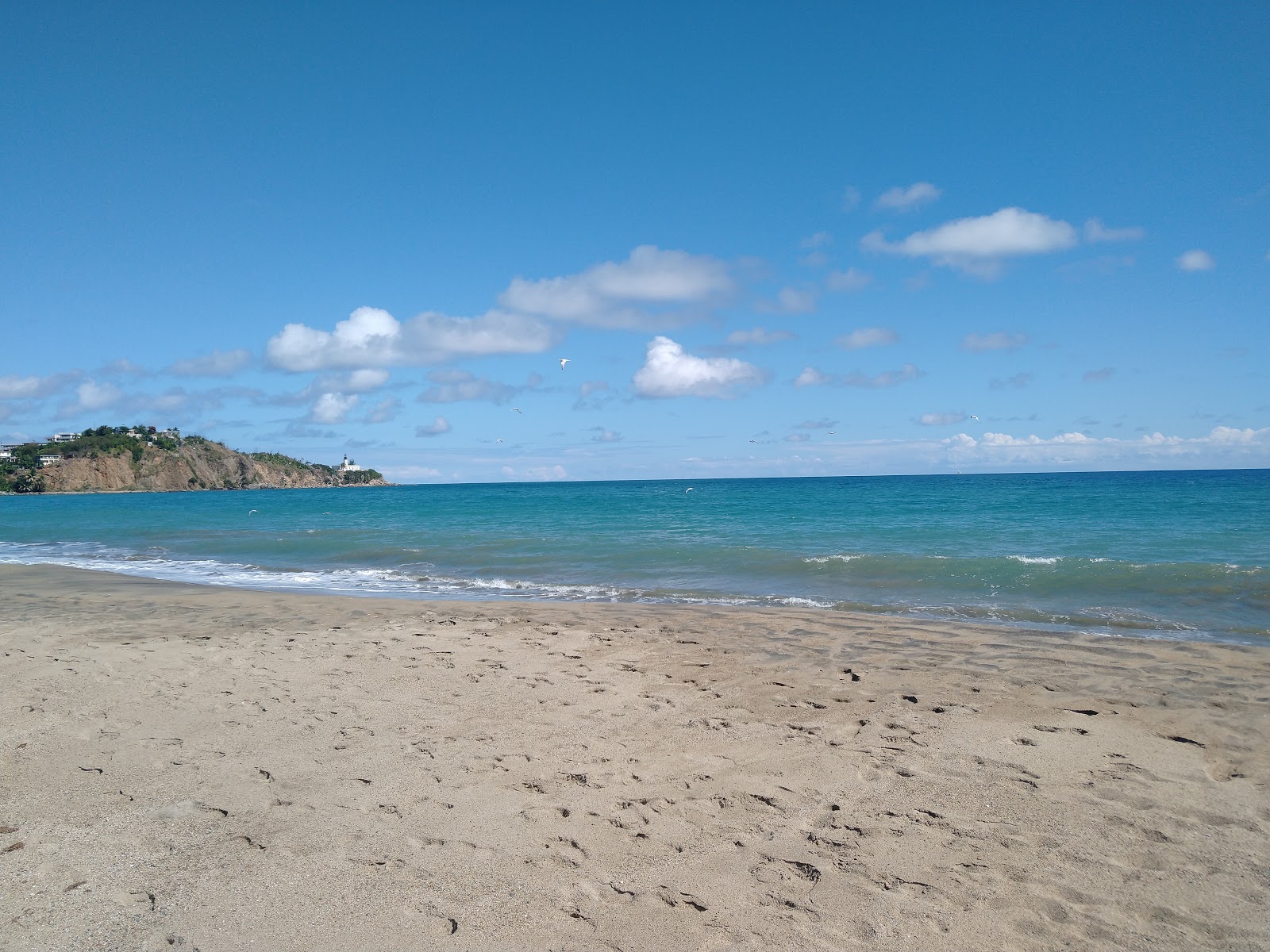 Photo de Playa Los Bohios protégé par des falaises
