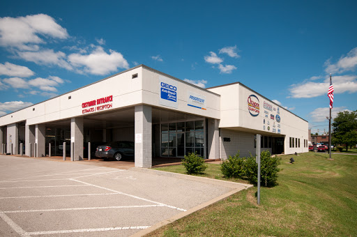 Auto Repair Shop «Oxmoor Collision Repair Center», reviews and photos, 11505 Electron Dr, Louisville, KY 40299, USA