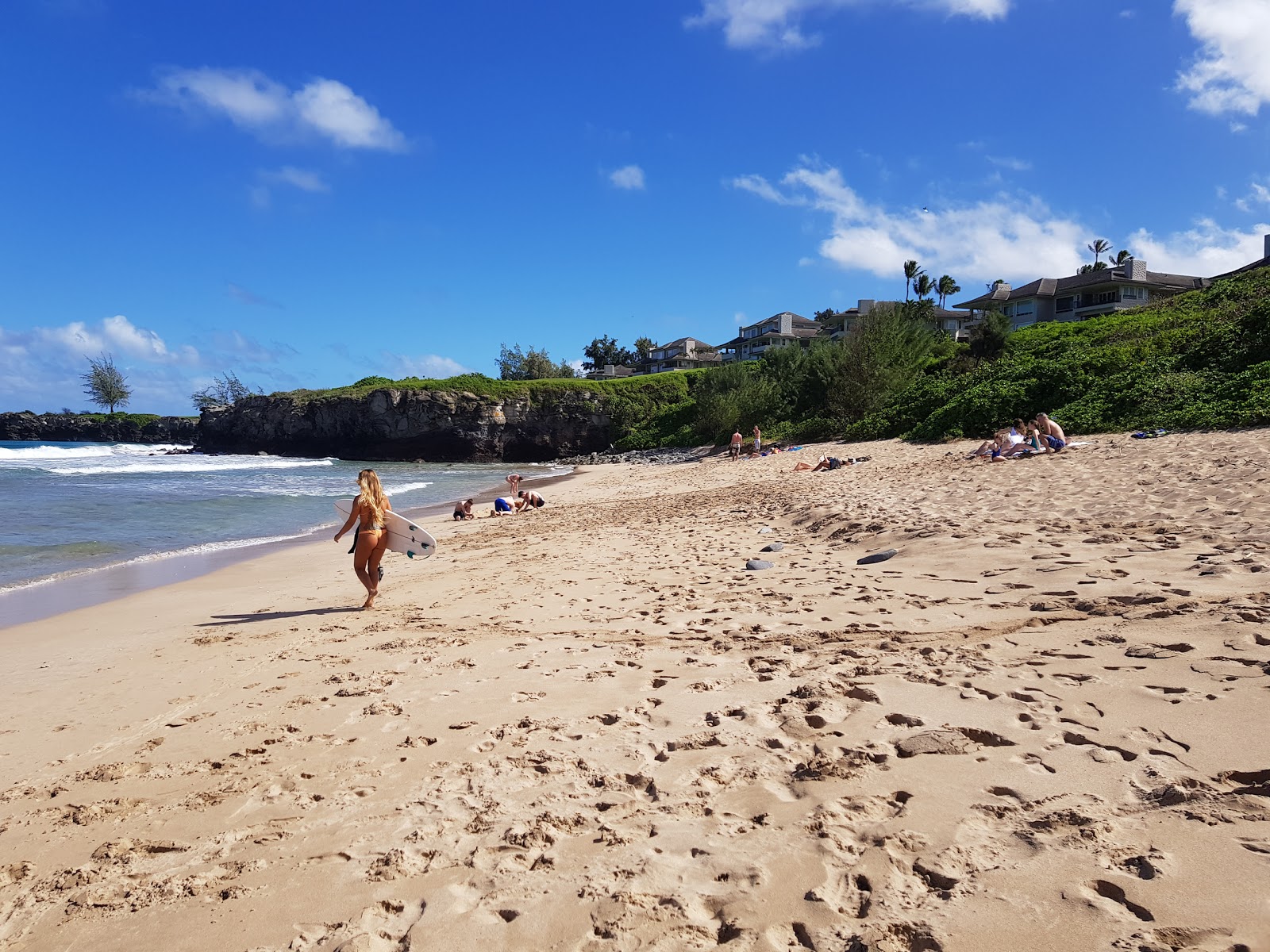 Foto van Oneloa Beach met helder zand oppervlakte