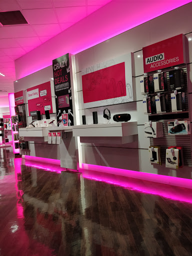 Cell Phone Store «T-Mobile», reviews and photos, 594 North Ave, Carol Stream, IL 60188, USA