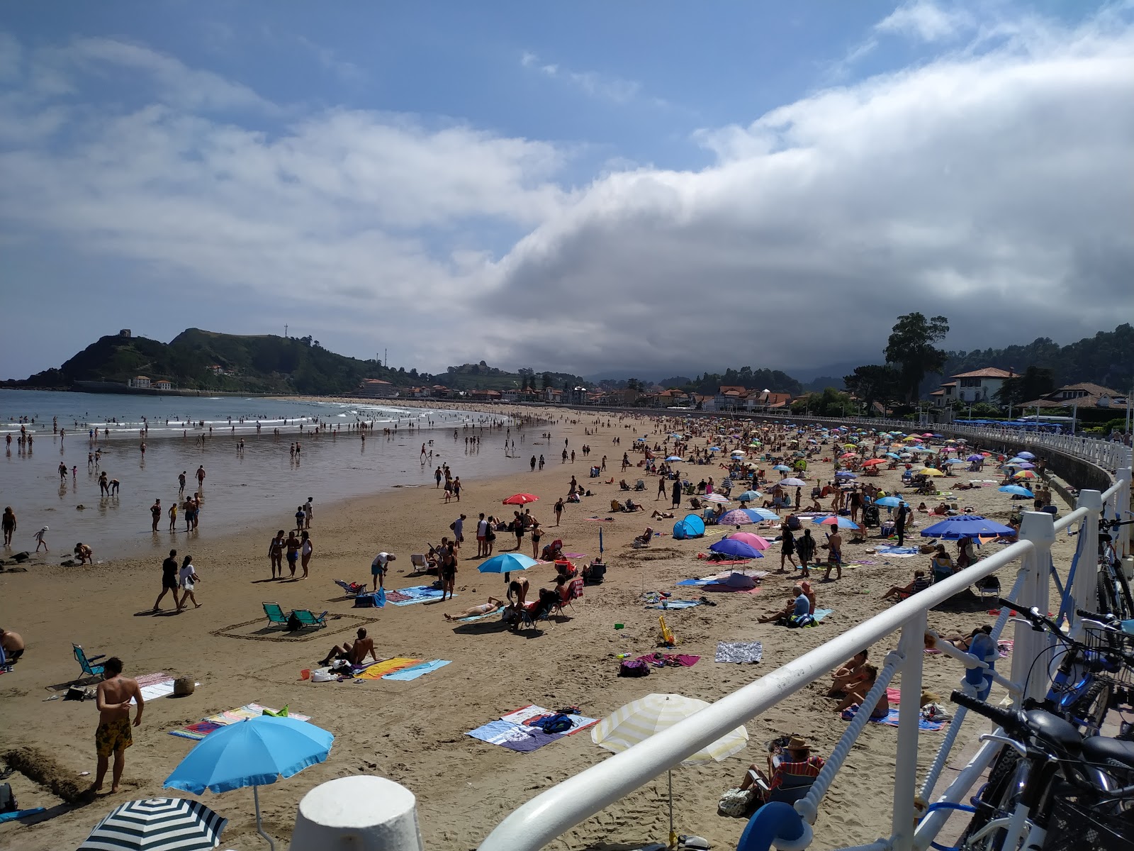 Foto de Playa de Ribadesella (Playa de Santa Marina) y el asentamiento