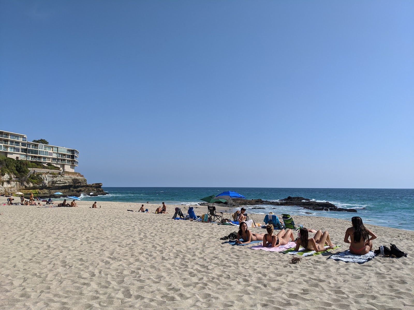Φωτογραφία του West Street beach υποστηρίζεται από βράχους