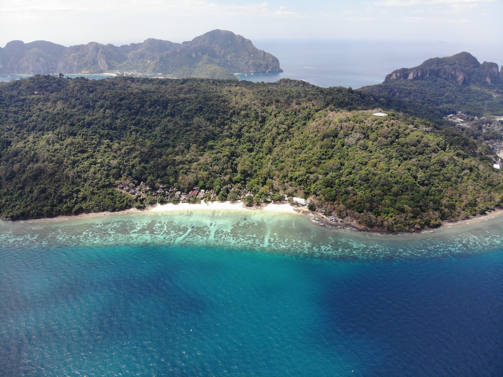 Phak Nam Bay Beach'in fotoğrafı geniş bir kıyı şeridi ile birlikte