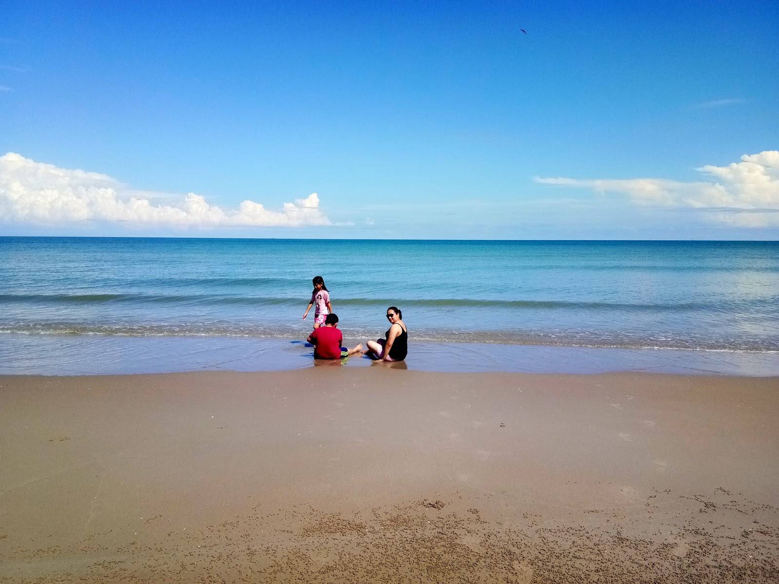 Foto di Bakam Beach con una superficie del acqua turchese